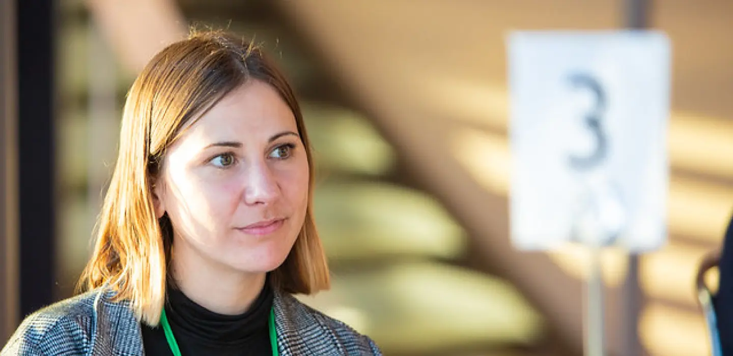 Portrait of an individual attending an AvH event.